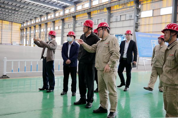 图为集团领导到南方有色调研